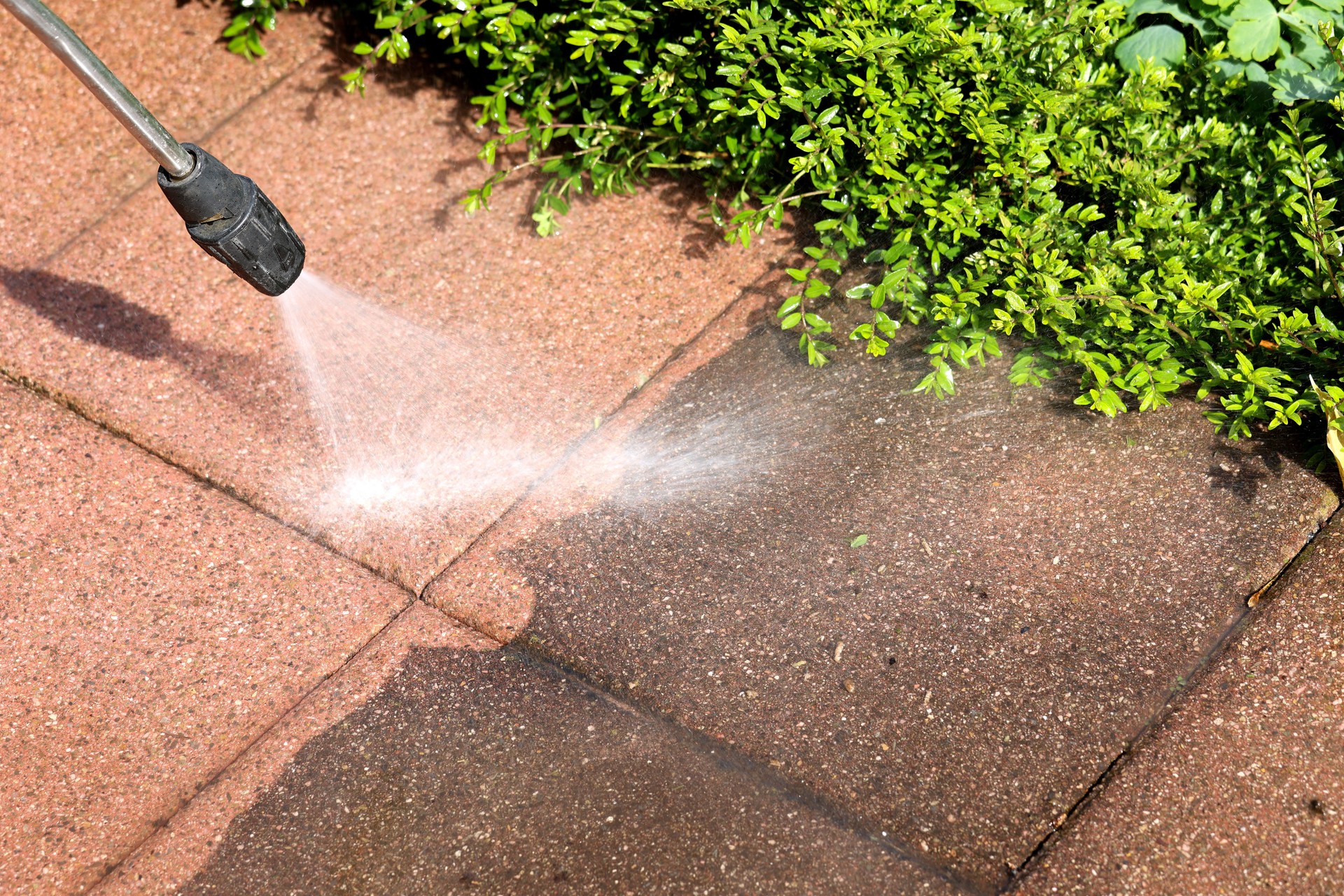 Half of the stone slabs were cleaned with a high-pressure cleaner, before and afterwards